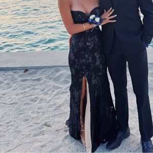 Chic Black Lace Prom Dress